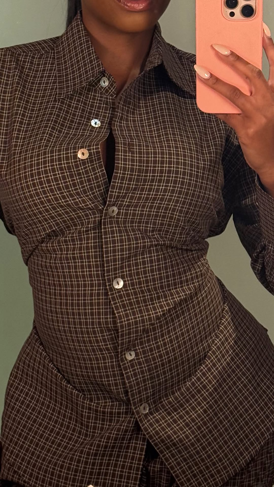 Waist-cinching plaid shirt