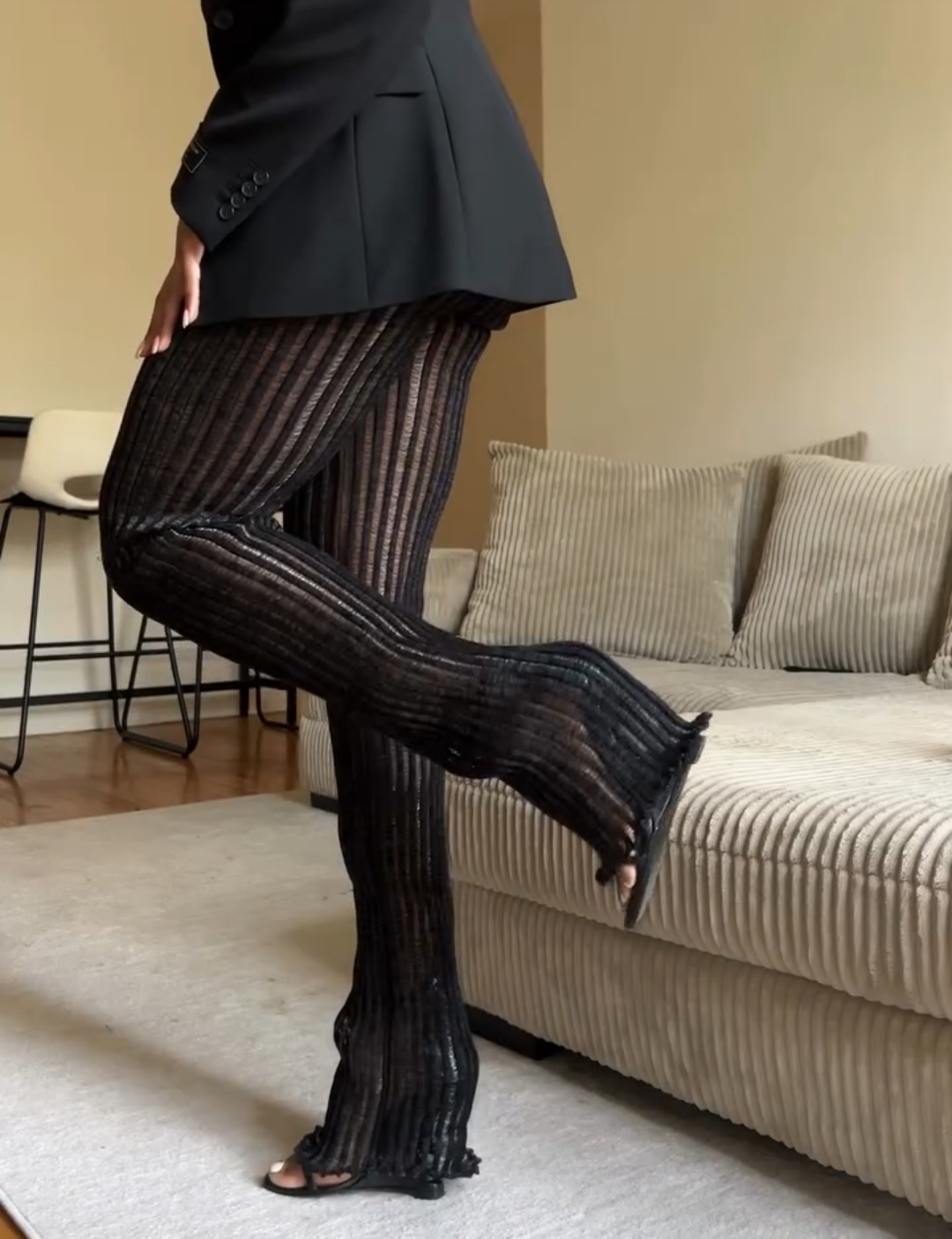 Elastic base hip-lifting leggings