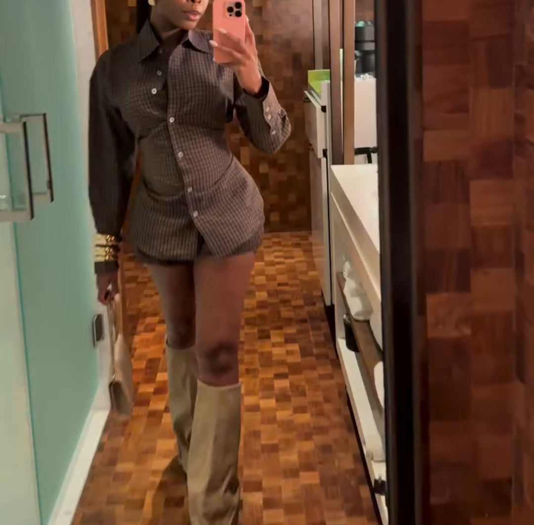 Waist-cinching plaid shirt